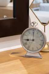 Reloj sobre escritorio de madera