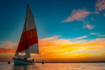 Laguna de Bacalar, atardecer, agua cristalina, cielo naranja, reflejos, horizonte, serenidad,...