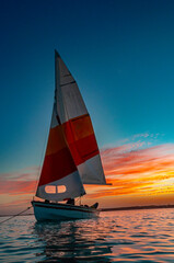 Laguna de Bacalar, barco, atardecer, agua cristalina, cielo naranja, reflejos, horizonte,...