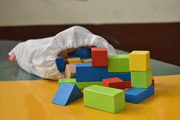 Cubos de colores para que jueguen los ni&ntilde;os