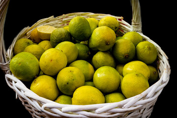 lemons in basket - 764181451