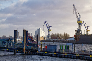 Hamburger Hafen mit Blick auf die Elbphilharmonie und Werften