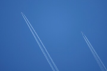 deux avions de lignes dans le ciel