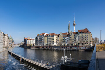 Berliner Nikolaiviertel von der Spreeseite mit Fernsehturm an einem sonnigen Tag © dL