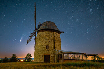 Juli 2020. Der Komet Neowise schrammt ganz knapp an der Warnstedter Mühle (Harz, Deutschland)...