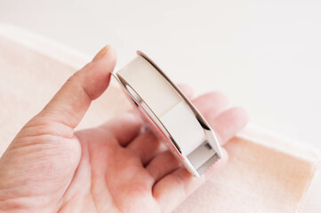 手に持つ布用両面テープ