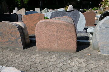 FU 2022-07-31 EckHeimweg 17 Auf den Pflastersteinen stehen Grabsteine ohne Namen