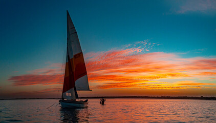 Laguna de Bacalar, barco, atardecer, agua cristalina, cielo naranja, reflejos, horizonte,...