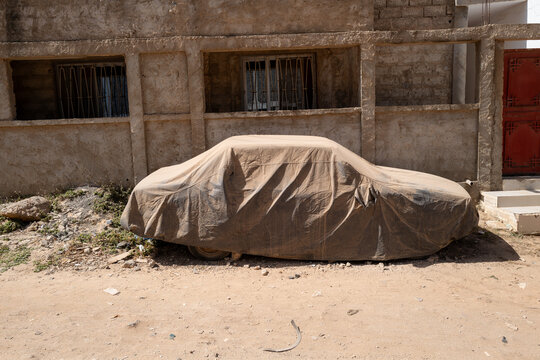 sc&egrave;ne urbaine dans le quartier de Ouakam dans la ville de Dakar au S&eacute;n&eacute;gal en Afrique.
