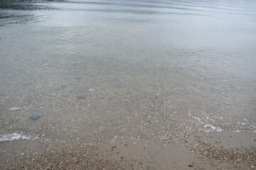 Fototapeta na wymiar lago con agua cristalina y transparente que se puede ver desde la orilla 