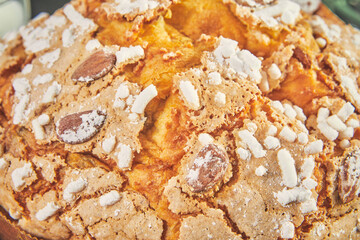 Panettone artigianale mandorlato ravvicinata closeup 