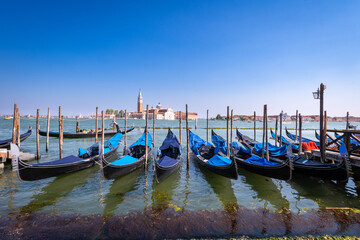 Vista delle gondole di venezia con sullo sfondo l'isola di San Giorgio Maggiore, Venezia, Italia - 764246297