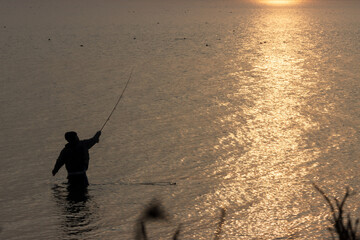 Fliegenfischer an der Ostsee beim Auswerfen der Schnur