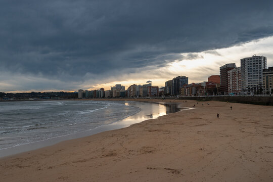 Gij&oacute;n bajo la tormenta