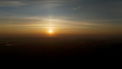 Kolorowy zachód słońca nad polami. - 764262801