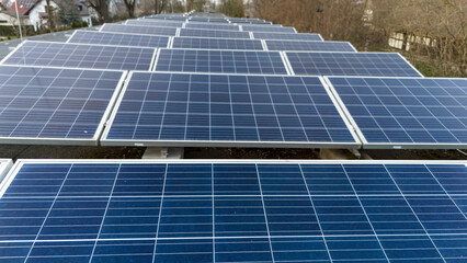 Panele słoneczne, fotowoltaika na dachu budynku jednorodzinnego, ekologia, widok z lotu ptaka. - 764262823