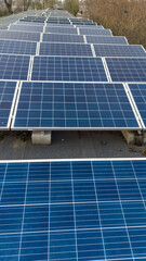 Panele słoneczne, fotowoltaika na dachu budynku jednorodzinnego, ekologia, widok z lotu ptaka. - 764265241
