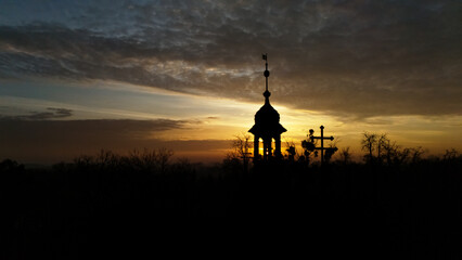 Wschód zachód, słońca, kościoła i krzyżem, widać z lotu ptaka. - 764270614