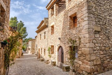 Fototapeta na wymiar Streets and squares of Siurana, with its rock houses on top of a hill, tourist village of Tarragona, Spain.