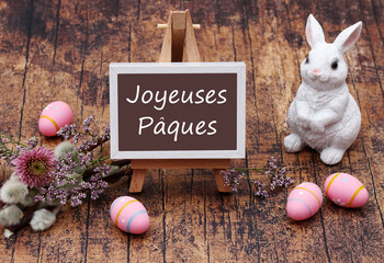 Carte de Pâques Joyeuses Pâques. Lapin de Pâques avec œufs de Pâques et texte Joyeuses Pâques...