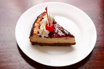 Postre Pay de queso con mermelada y una cereza