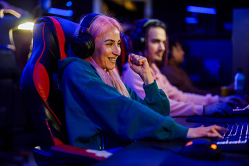 Pro female gamer celebrating victory while playing online video games © Zamrznuti tonovi