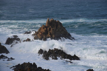 rocas y olas