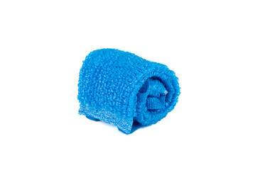 A coiled blue sponge made of polypropylene thread on a white background.