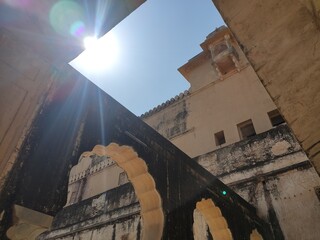 Façade de batiment d'un fort monument historique indien, ciel bleu clair, fort rayonnement Soleil,...