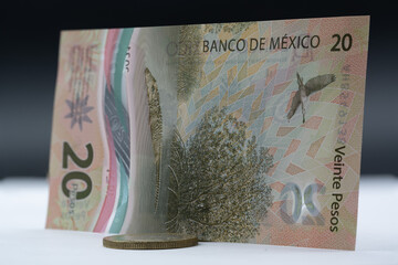  Billete de 20 pesos y moneda de 10 mexicanos.