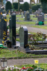 Blick auf einen Friedhof mit Grabsteinen