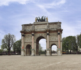 Fototapeta na wymiar The Arc de Triomphe du Carrousel is an arch located in Paris, France. The arch was commissioned by Napoleon Bonaparte in 1806 to commemorate his victories in the Third Coalition