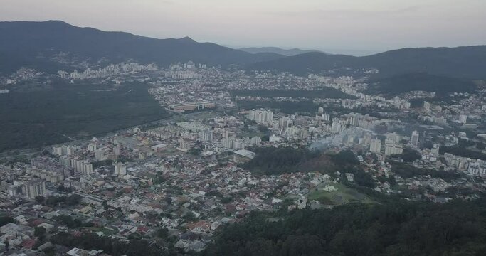 Paisagem Urbana Cidade Florianopolis Centro Trindade Itacorubi Beira Ilha Mar Ba&iacute;a Norte Morro da Cruz Pr&eacute;dio Obra Constru&ccedil;&atilde;o Arquitetura Engenharia Urbanismo Santa Catarina Por Sol Drone A&eacute;rea Brasil