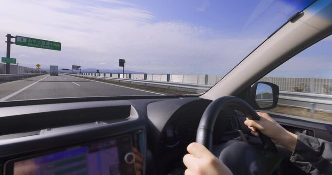 高速道路を走る自動車の車窓からの景色