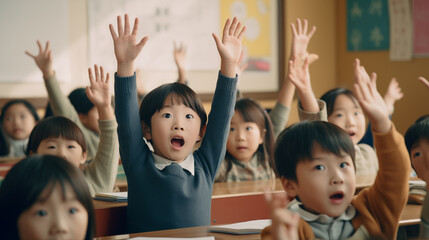 Crianças japonesas levantando as mãos na sala de aula