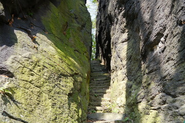 Wanderweg durch die Wolfsschlucht in Wolkenstein im Erzgebirge in Sachsen