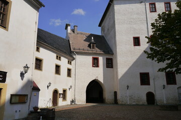 Fototapeta na wymiar Tor am Schloss Wolkenstein im Erzgebirge