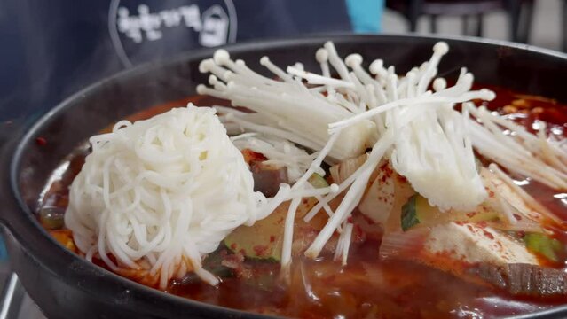 한국 전골 요리인 두부찌개, 김치찌개, 버섯찌개, 칼칼하고 매운 빨간 국물