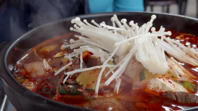 한국 전골 요리인 두부찌개, 김치찌개, 버섯찌개, 칼칼하고 매운 빨간 국물