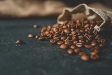 Keuken spatwand met foto Coffee beans in a wooden plate on a black background © shine.graphics