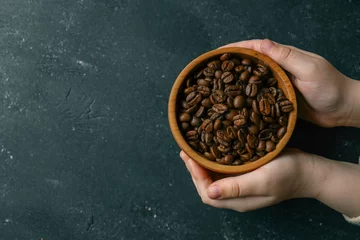 Gordijnen Coffee beans in a wooden plate on a black background © shine.graphics