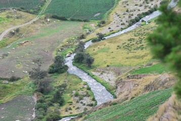 Rios impetuosos bajan frios desde el alto paramo.