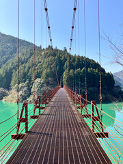 グリーンのダム湖にかかる吊り橋