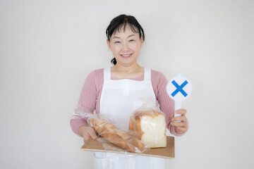 パンとバツの中高年女性