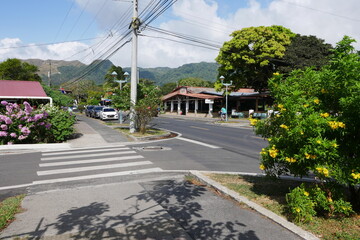Obraz premium Straße in der Stadt El Valle de Antón in der Caldera in den tropischen Bergen in Panama