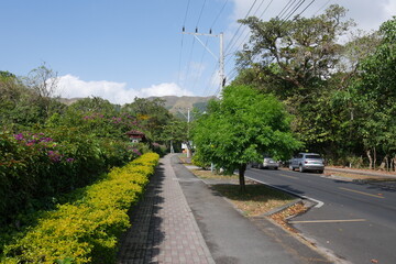 Straße in der Stadt El Valle de Antón in der Caldera in den tropischen Bergen in Panama