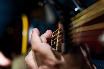 Mão tocando violão
