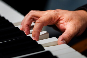 Mão no teclado do piano