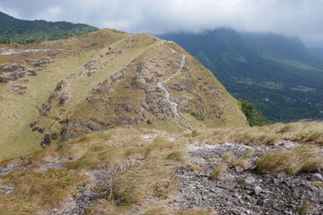 Wanderweg in den Bergen von El Valle de Antón am Kraterrand in der Caldera in Panama