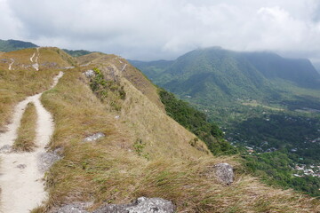 Wanderweg durch Berglandschaft in El Valle de Antón in Panama